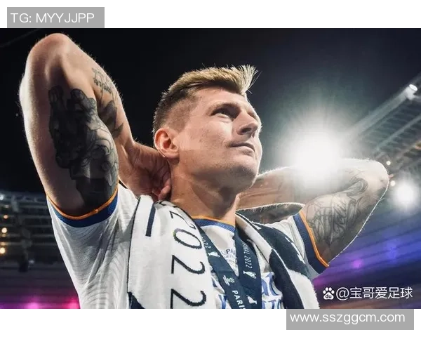 从赛场到日常全面解读足球球星的职业轨迹与生活点滴 从赛场到日常全面解读足球球星的职业轨迹与生活点滴