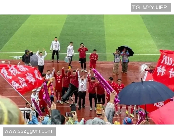 亲吻足球场草坪庆祝进球的球星有哪些他们背后的故事揭秘